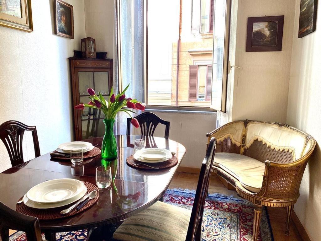 Traditional Style In The City Center ローマ エクステリア 写真